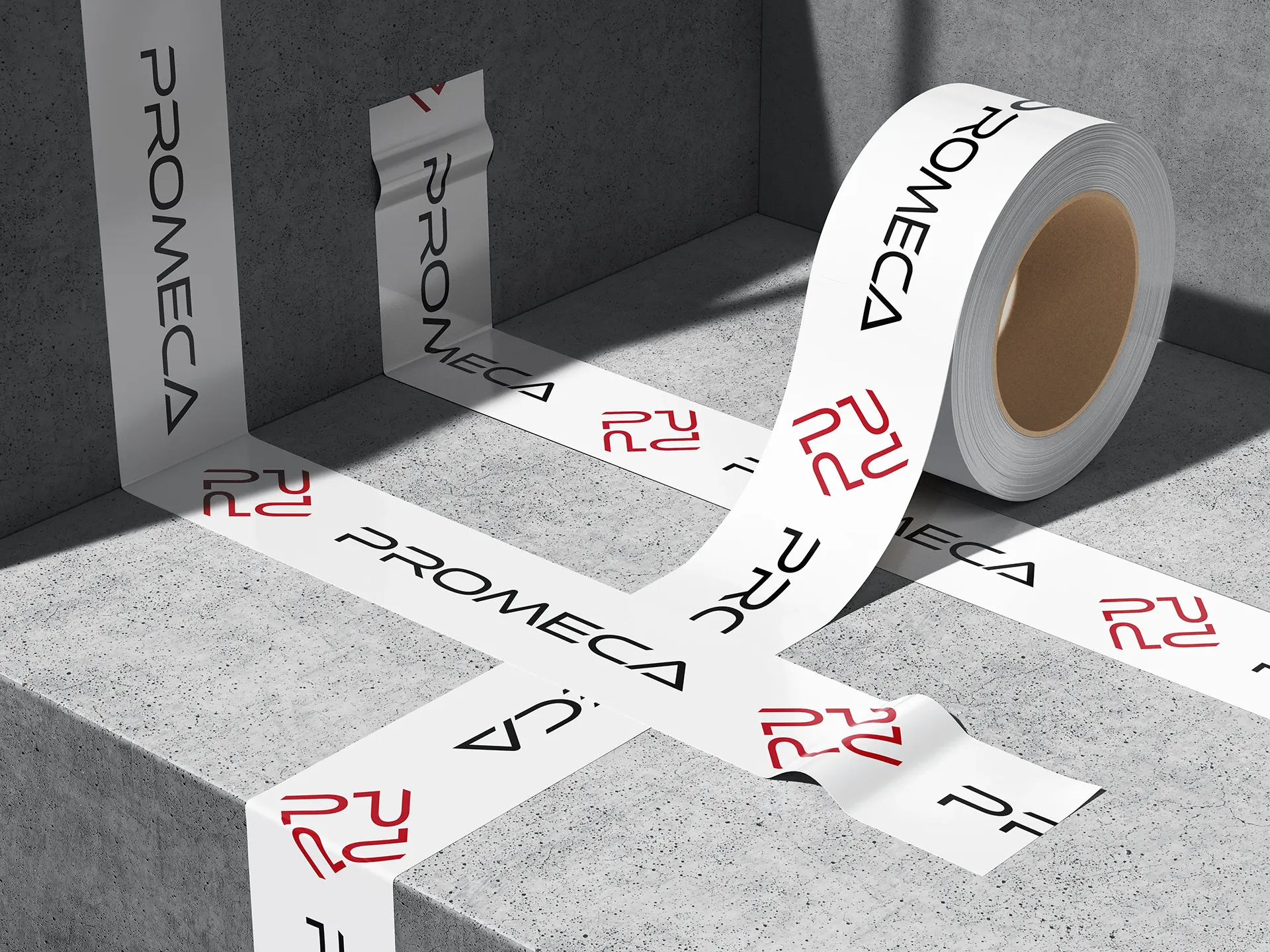 Rouleau adhésif personnalisé Promeca avec logo rouge et noir appliqué sur un support industriel.